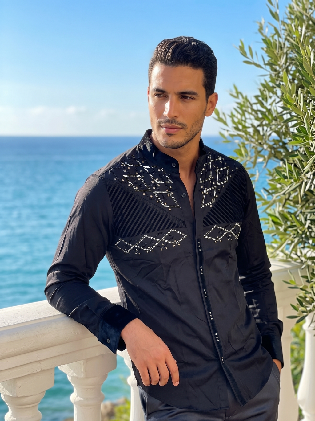 Chemise Noire Ajustée – Édition Prestige à Motifs et Finitions Velours