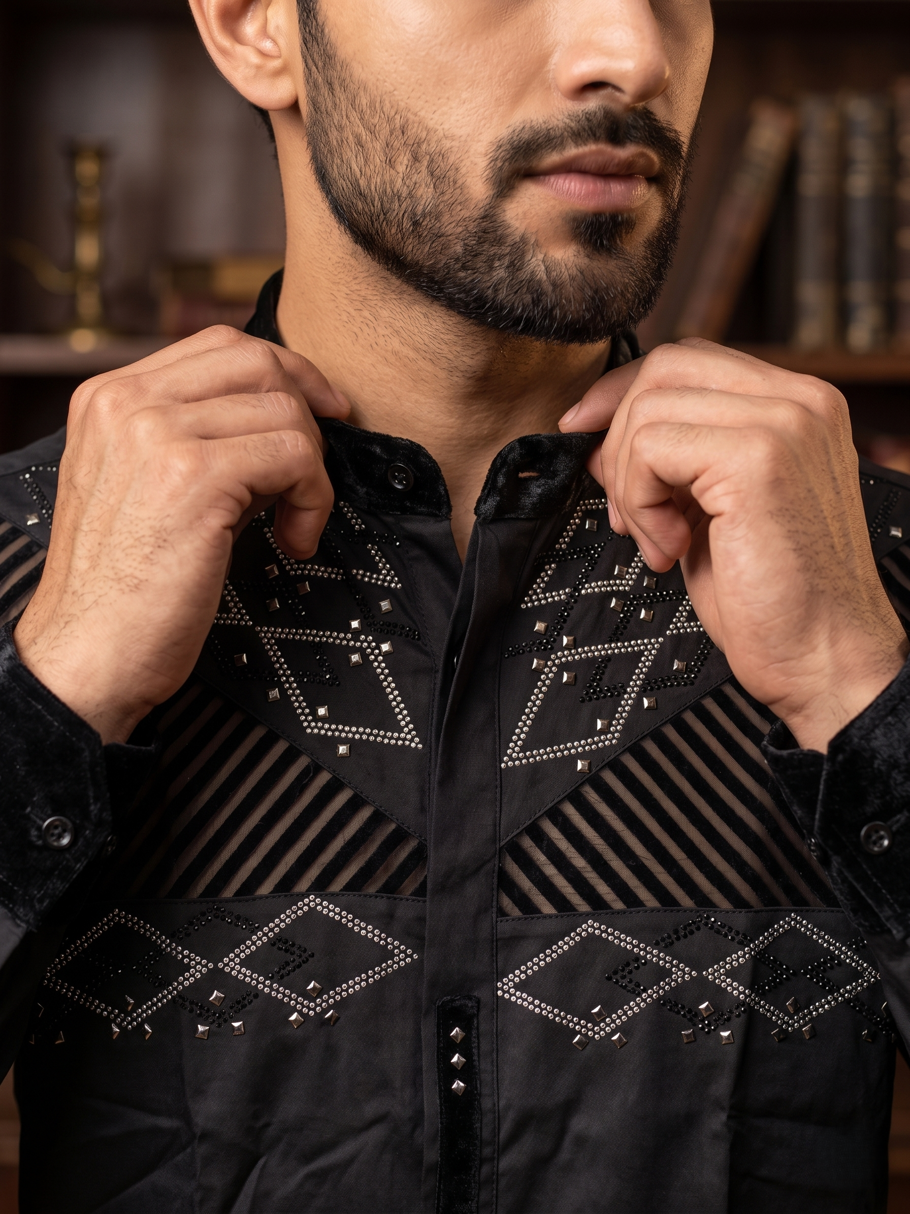 Chemise Noire Ajustée – Édition Prestige à Motifs et Finitions Velours