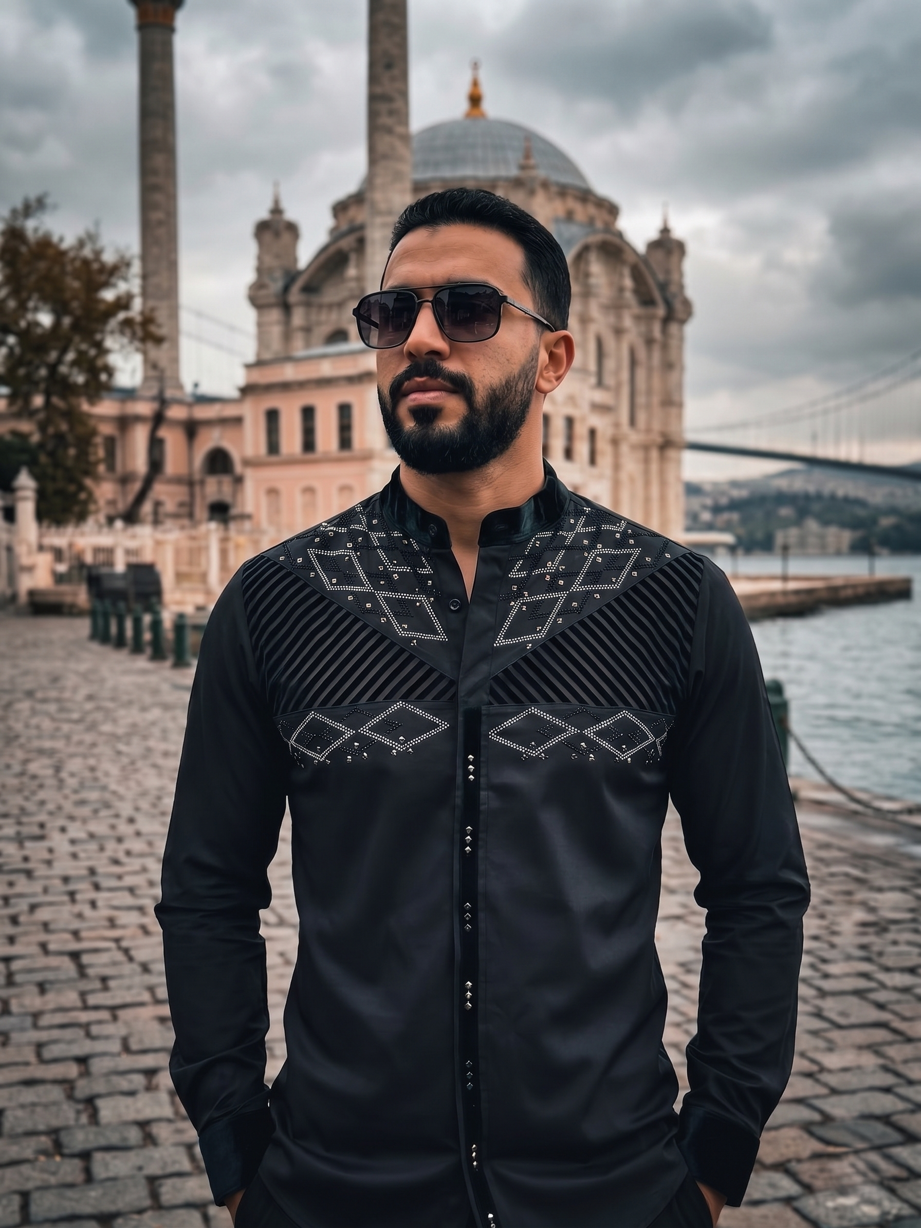 Chemise Noire Ajustée – Édition Prestige à Motifs et Finitions Velours