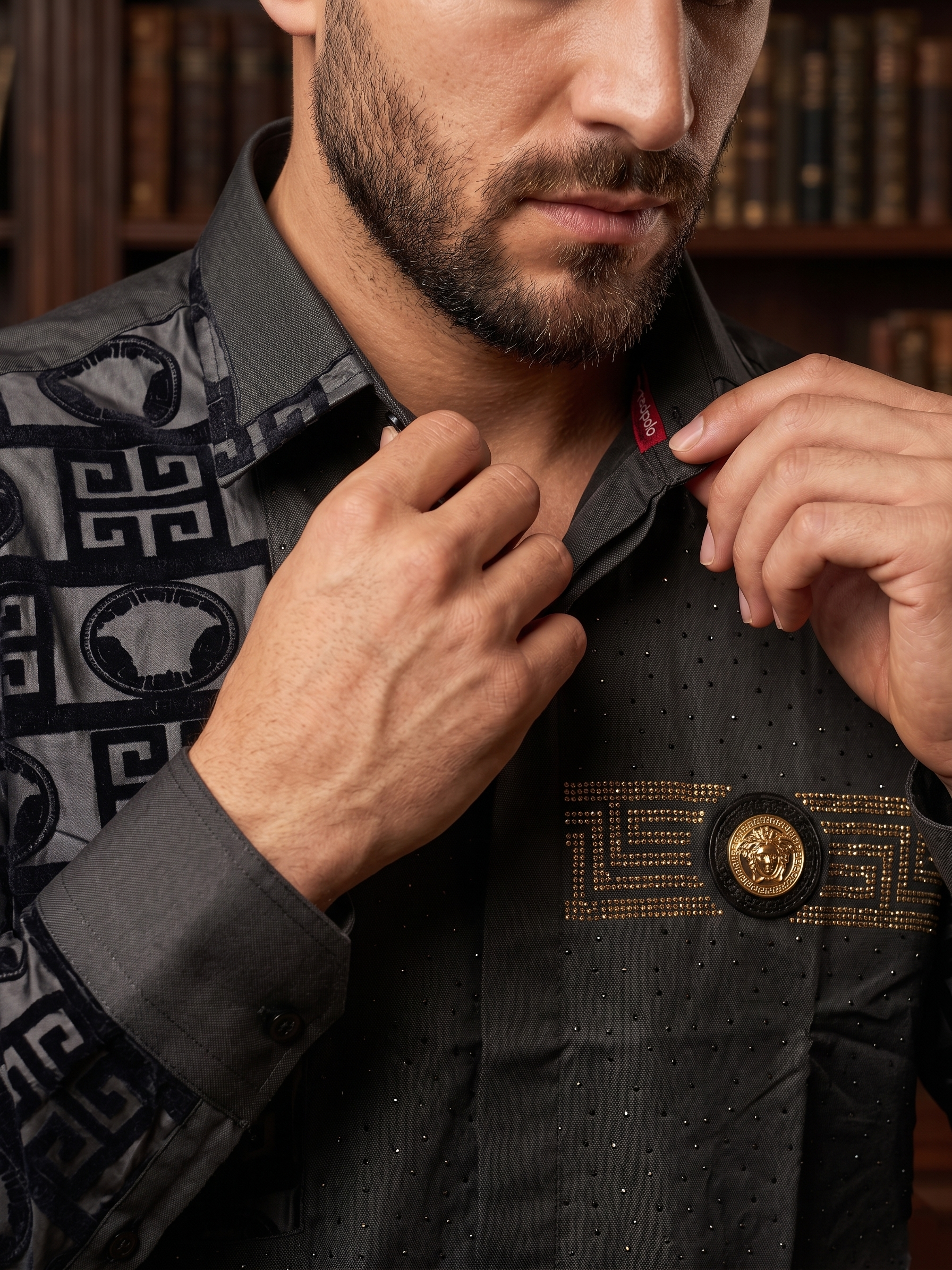 Chemise Noire Prestigieuse à Motifs Structurés et Médaillon Doré