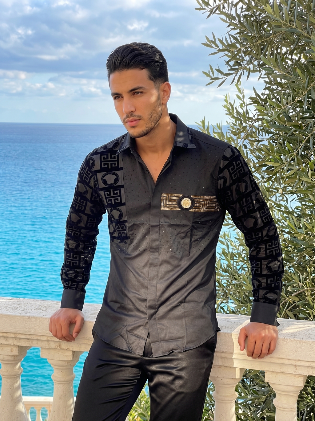 Chemise Noire Prestigieuse à Motifs Structurés et Médaillon Doré