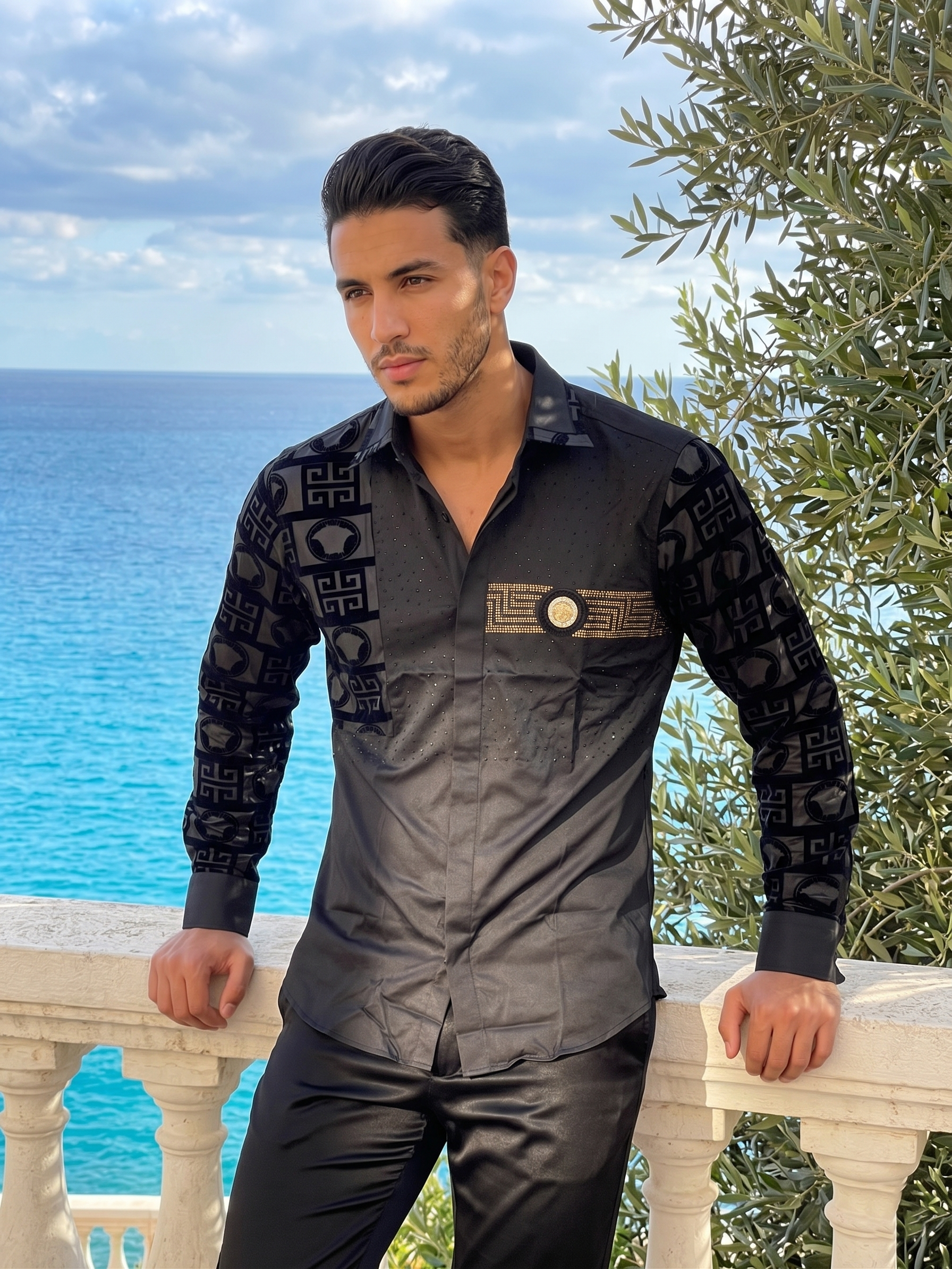 Chemise Noire Prestigieuse à Motifs Structurés et Médaillon Doré
