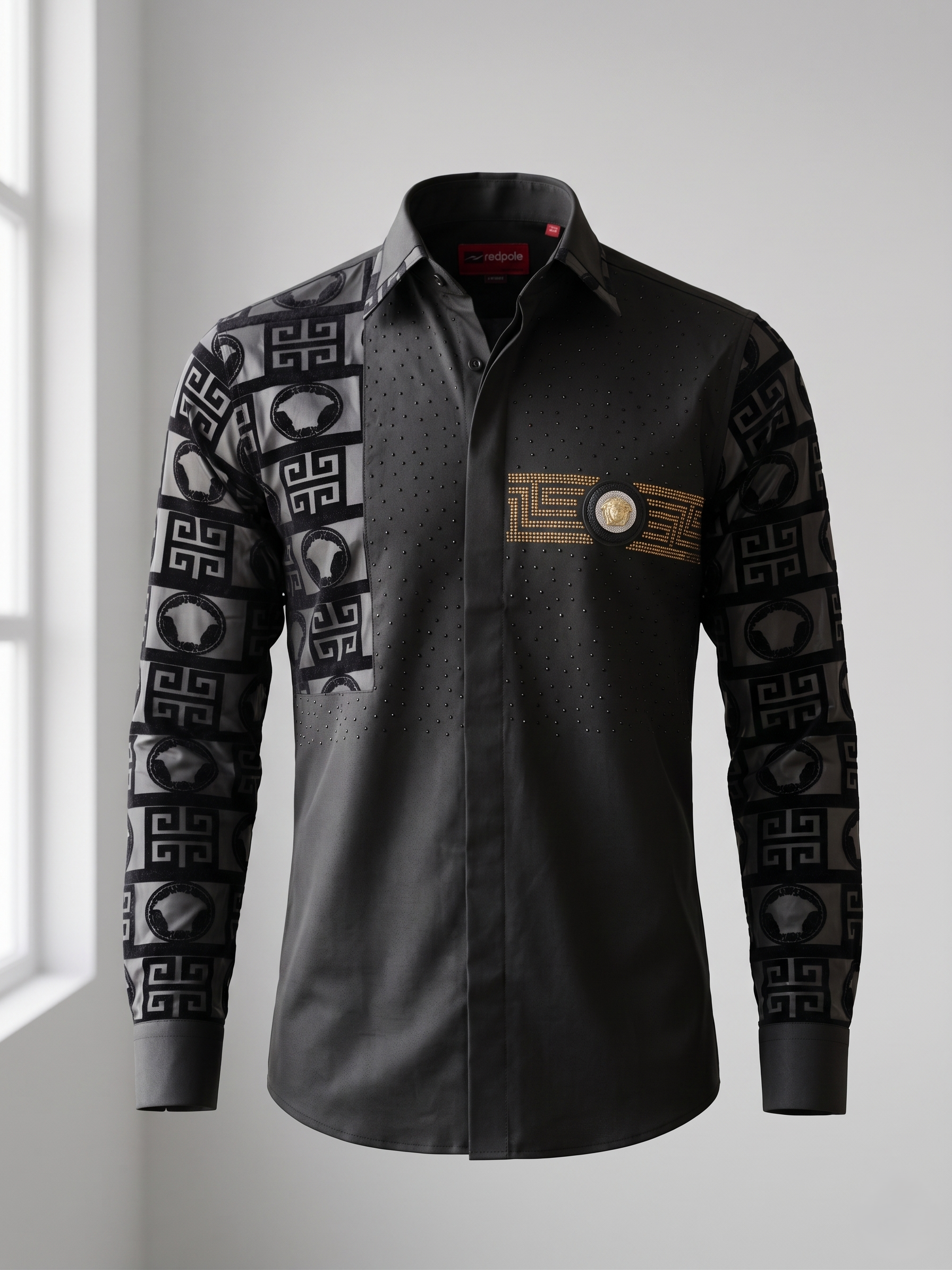 Chemise Noire Prestigieuse à Motifs Structurés et Médaillon Doré