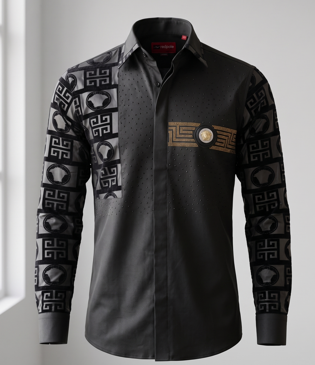 Chemise Noire Prestigieuse à Motifs Structurés et Médaillon Doré