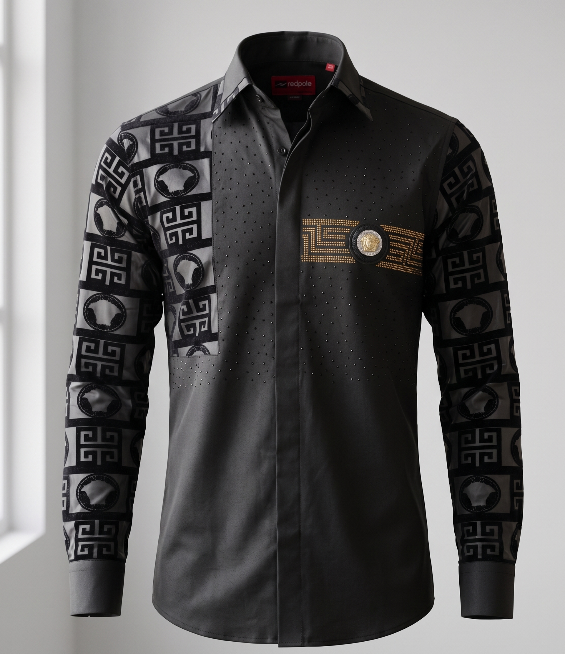 Chemise Noire Prestigieuse à Motifs Structurés et Médaillon Doré