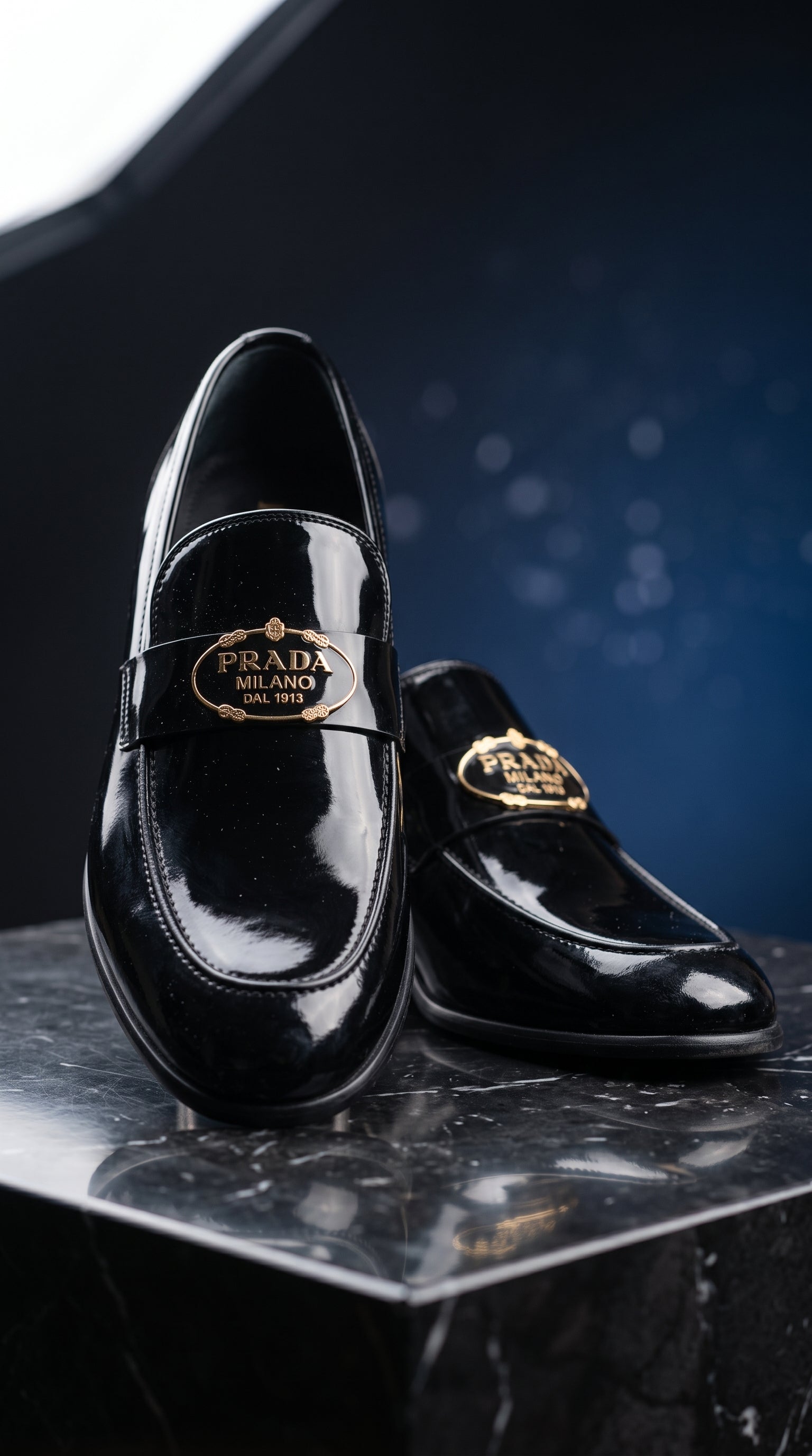 Mocassins en Cuir Verni Noir avec Logo Doré