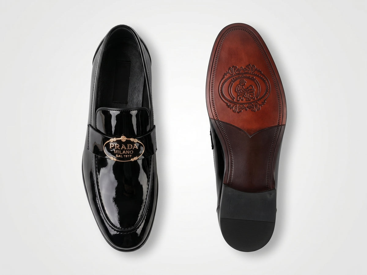 Mocassins en Cuir Verni Noir avec Logo Doré