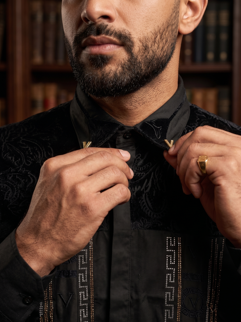 Chemise Noire Édition Prestige à Ornements Dorés