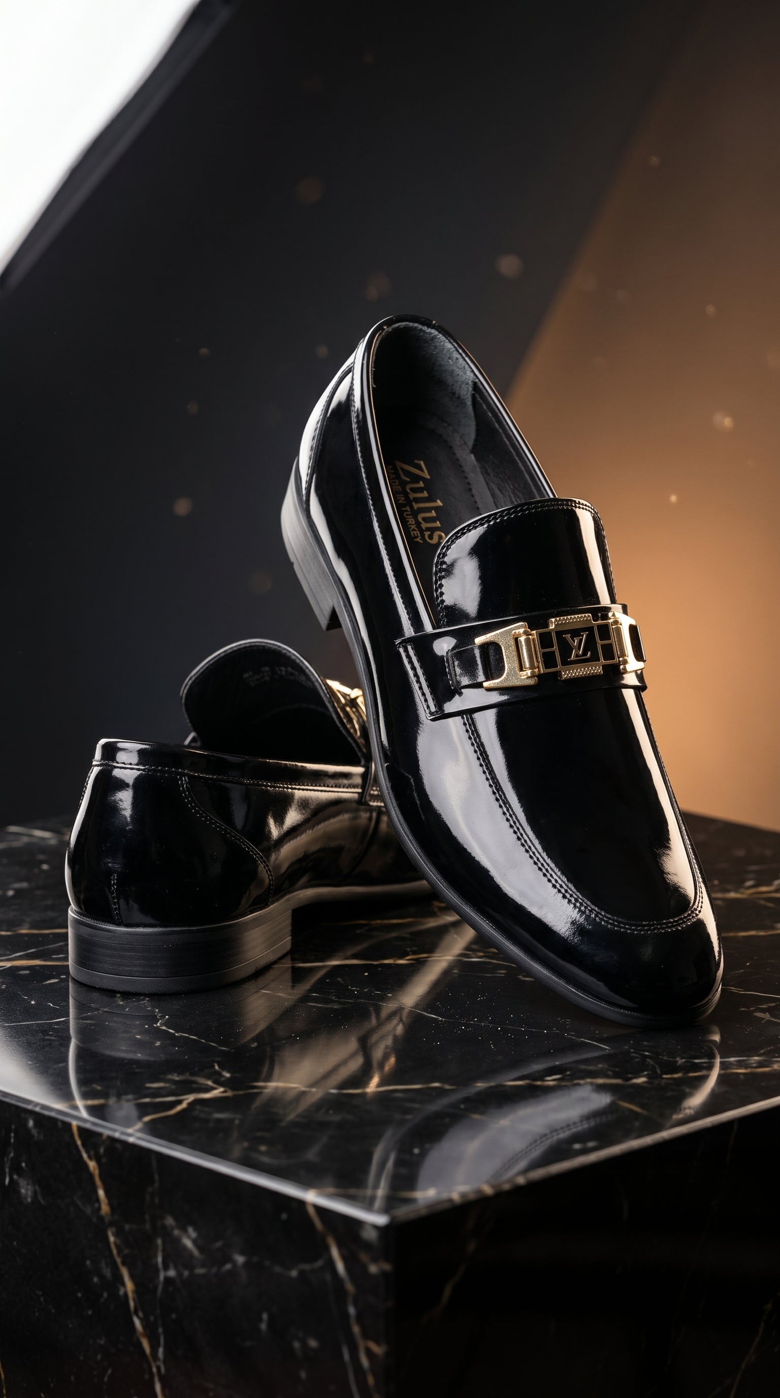 Mocassins en Cuir Verni Noir avec Boucle Dorée