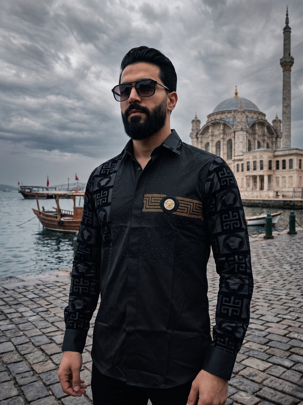 Chemise Noire Prestigieuse à Motifs Structurés et Médaillon Doré