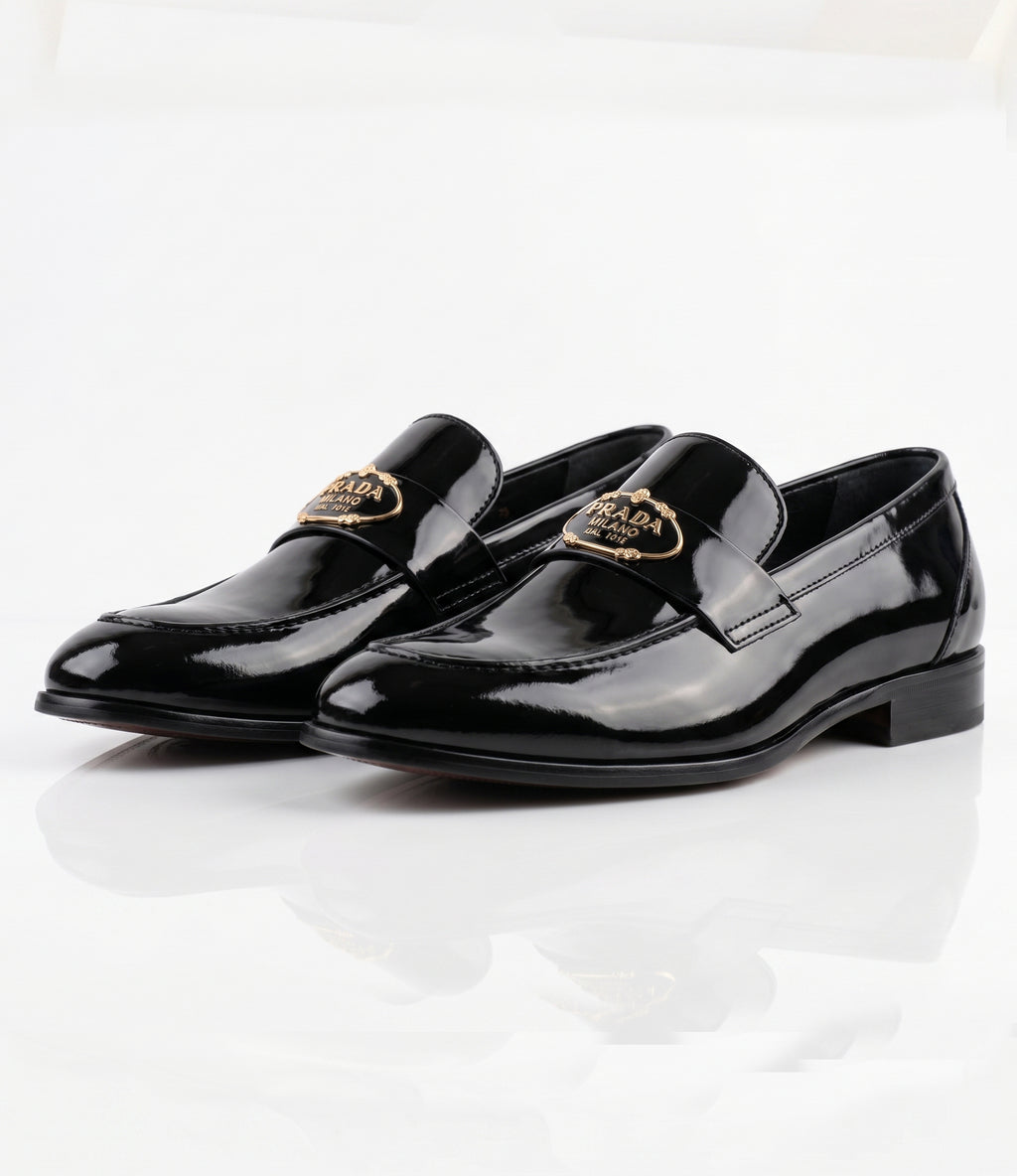 Mocassins en Cuir Verni Noir avec Logo Doré