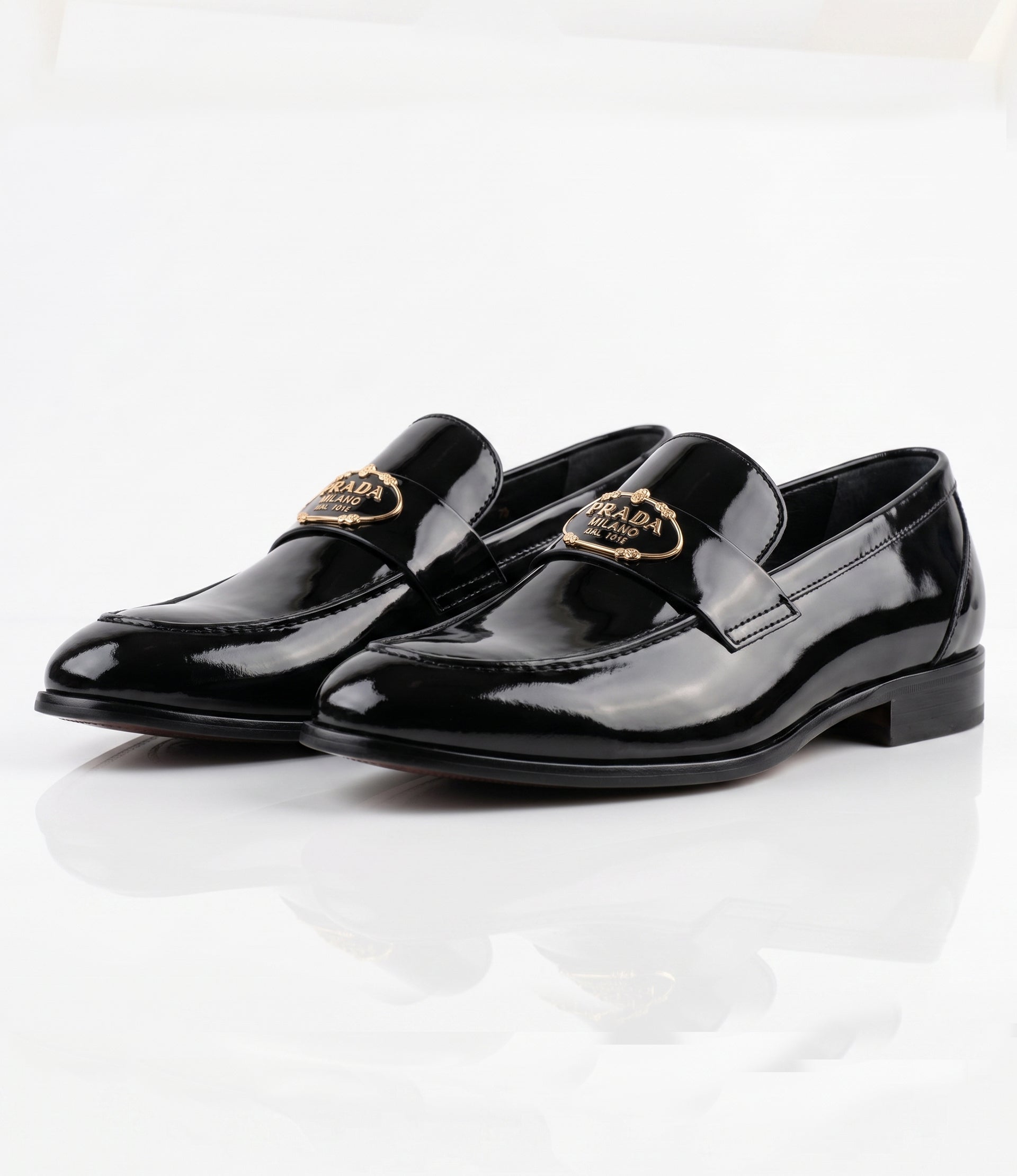 Mocassins en Cuir Verni Noir avec Logo Doré